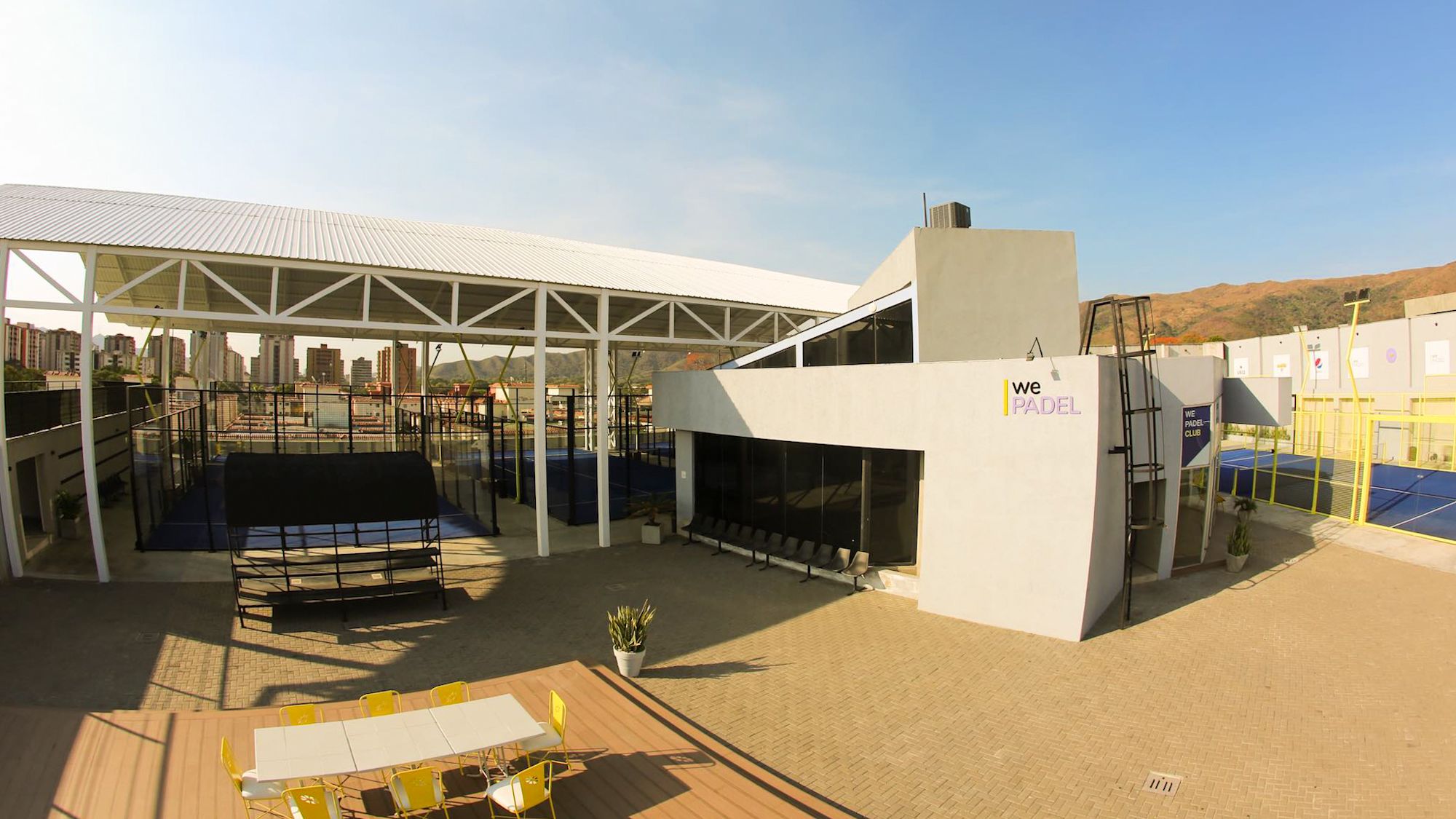 Terraza y clubhouse de WE PADEL en el rooftop de Naguanagua